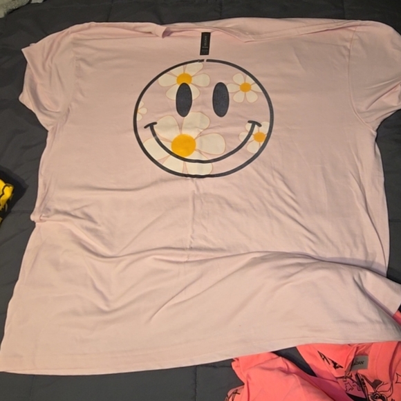 Gildan Tops - Tshirts